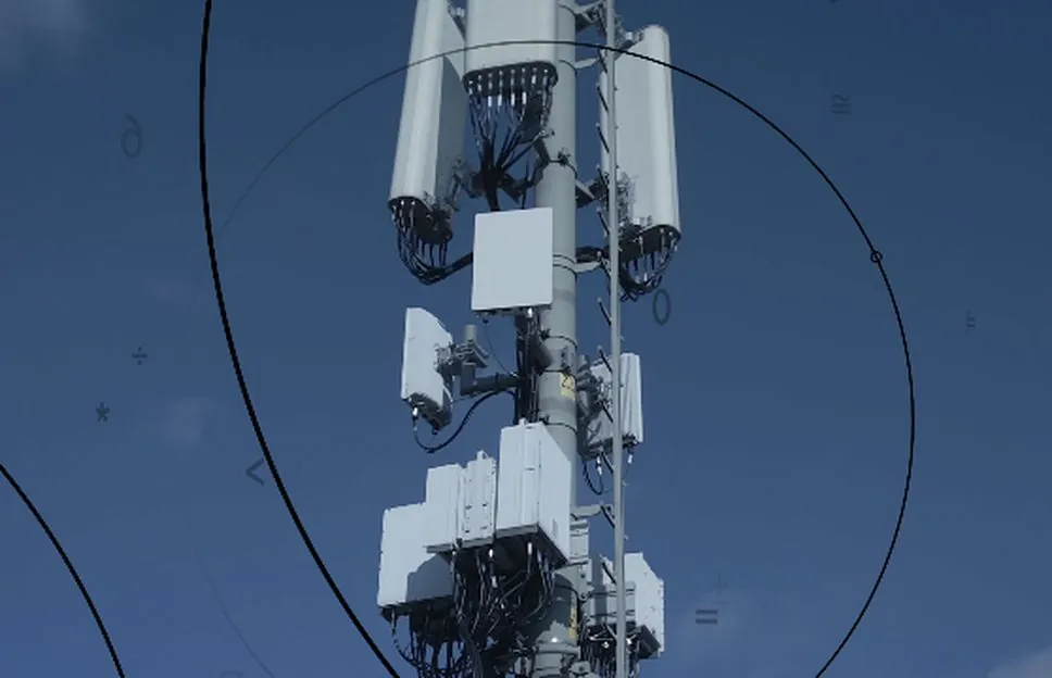 Antenne 5G sur un pylône de télécommunication